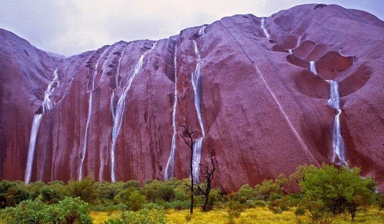 آبشارهای Uluru نادر در استرالیا آبشارهای Uluru نادر در استرالیا