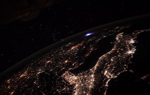 تور اروپا ارزان: یک نور آبی عجیب بر فراز اروپا از ایستگاه فضایی بین المللی دیده شد