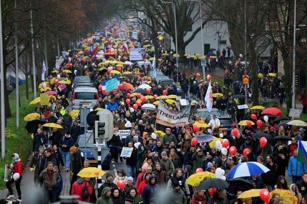 تور هلند: هزاران شهروند هلندی به محدودیت های کرونایی اعتراض کردند