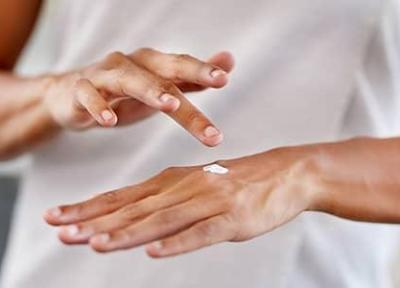 درمان خشکی پوست دست با روش های موثر خانگی