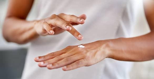 درمان خشکی پوست دست با روش های موثر خانگی