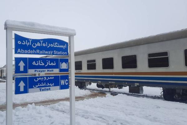 ببینید ، آخرین شرایط مسافران قطار تهران ، شیراز ، ایستگاه راه آهن آباده میزبان مسافران شد
